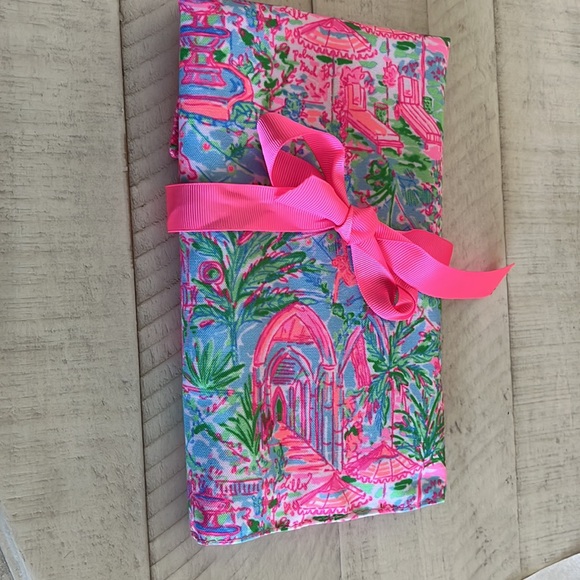 Lilly make up bag with three new make up brushes and handy zippered pouch. - Picture 2 of 4